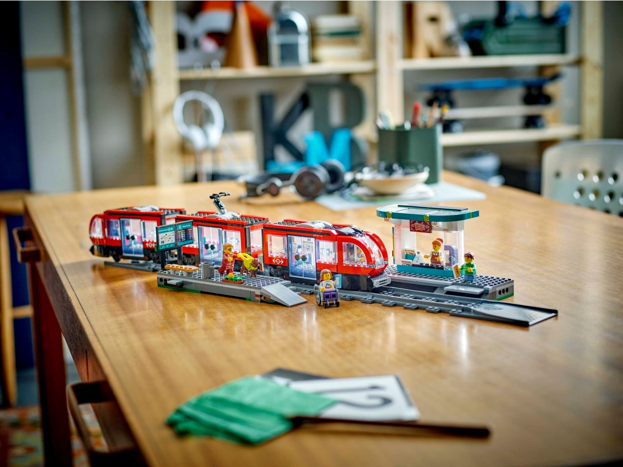 LEGO City - Set di gioco con tram: gli appassionati di tram e trenini adoreranno questo set Tram e stazione del tram per i bambini e le bambine dai 7 anni in su 60423