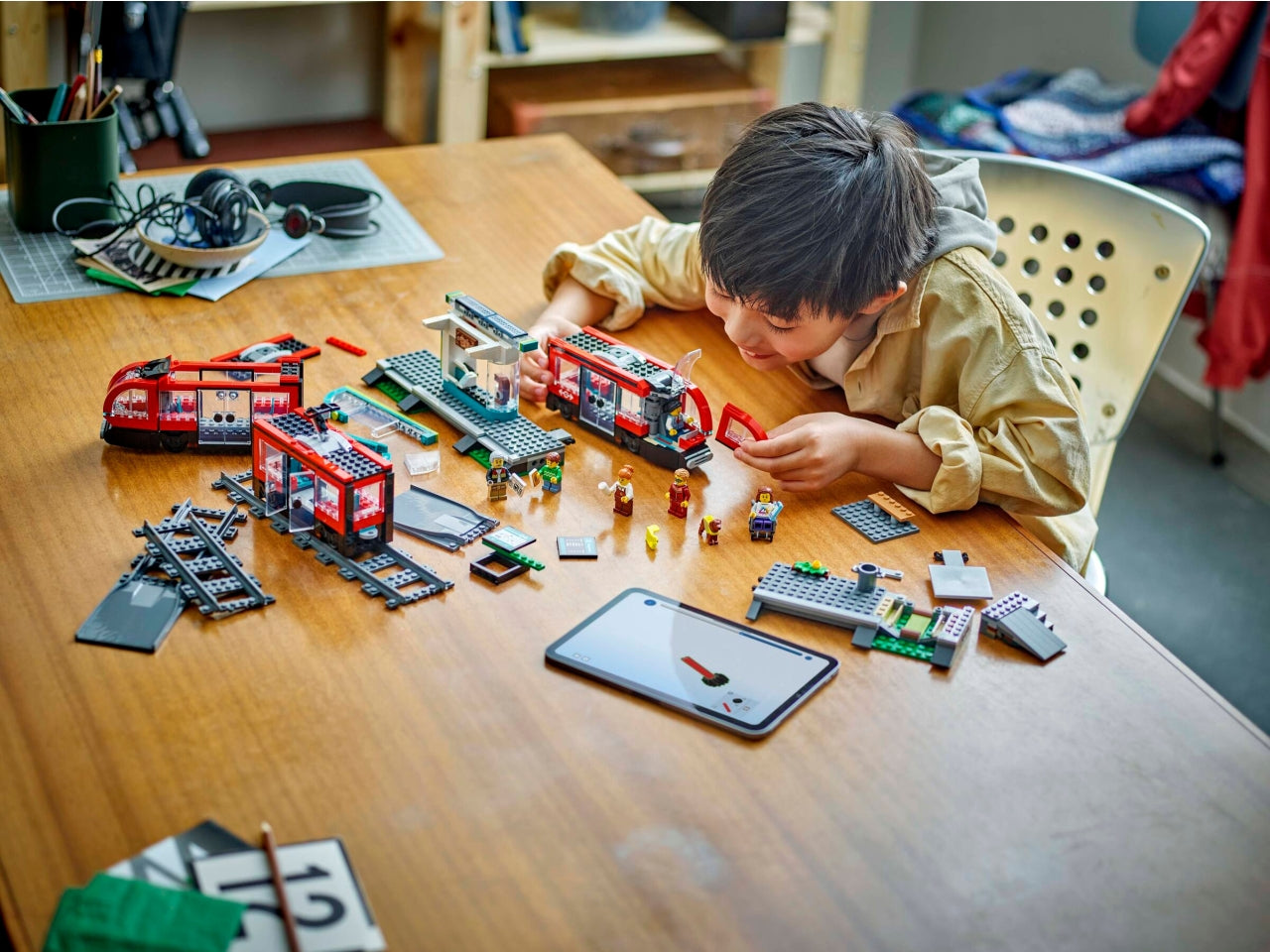 LEGO City - Set di gioco con tram: gli appassionati di tram e trenini adoreranno questo set Tram e stazione del tram per i bambini e le bambine dai 7 anni in su 60423