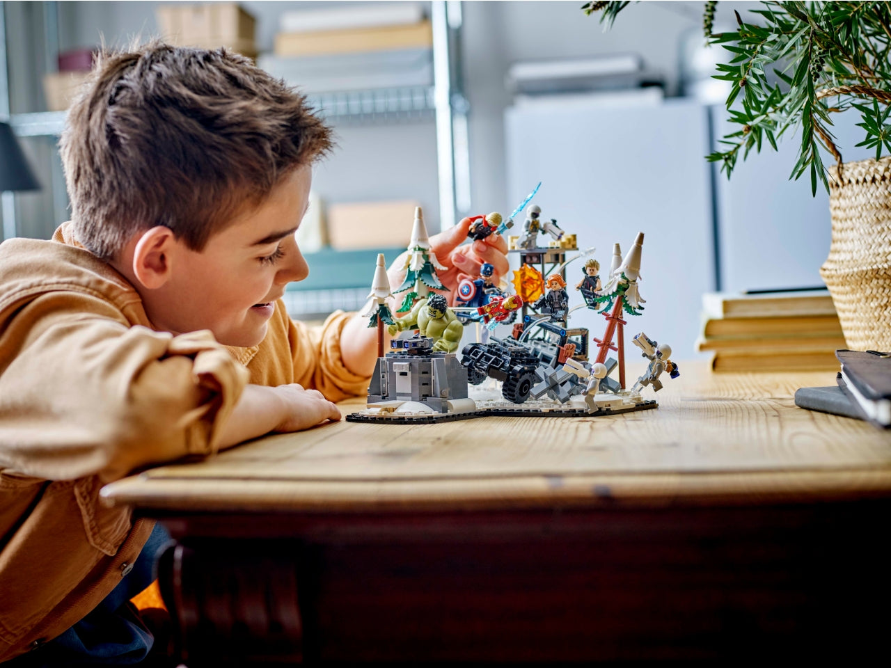 LEGO Marvel - Playset Avengers: questo giocattolo con supereroi costruibili ricrea lâepica battaglia di Avengers: Age of Ultron dei Marvel Studios con una serie di minifigure e caratteristiche autentiche 76291