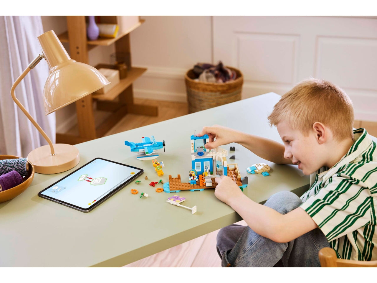 LEGO Animal Crossing - Set giocattolo con aeroporto costruibile: il playset In volo con la Dodo Airlines, dotato di torre di controllo e modello di molo, per bambini dai 7 anni in su con scene del videogioco Animal Crossing 77051 $