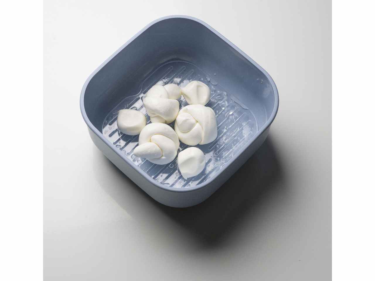 Lunch box 2lt con griglia interna, color avorio, ermetico in acrilico e polipropilene 19,5x19,5x10,5 cm - Made in Italy