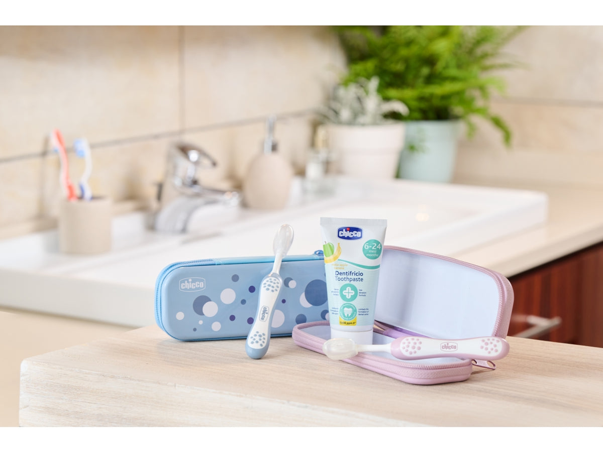 Astuccio Oral Care Chicco per igiene orale fuori casa con spazzolino e dentifricio, colore azzurro, 6 + mesi