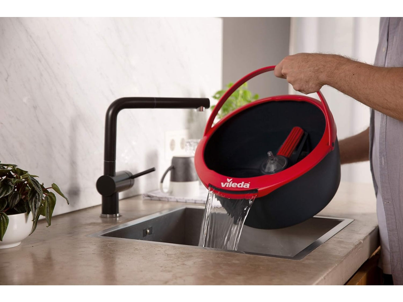 Lavapavimenti Spin & Clean con Sistema di Strizzatura Manuale attivabile attraverso il Manico, Set per la Pulizia dei Pavimenti con Secchio, Rullo pulente, Piastra, Panno 100% Microfibra - Vileda$