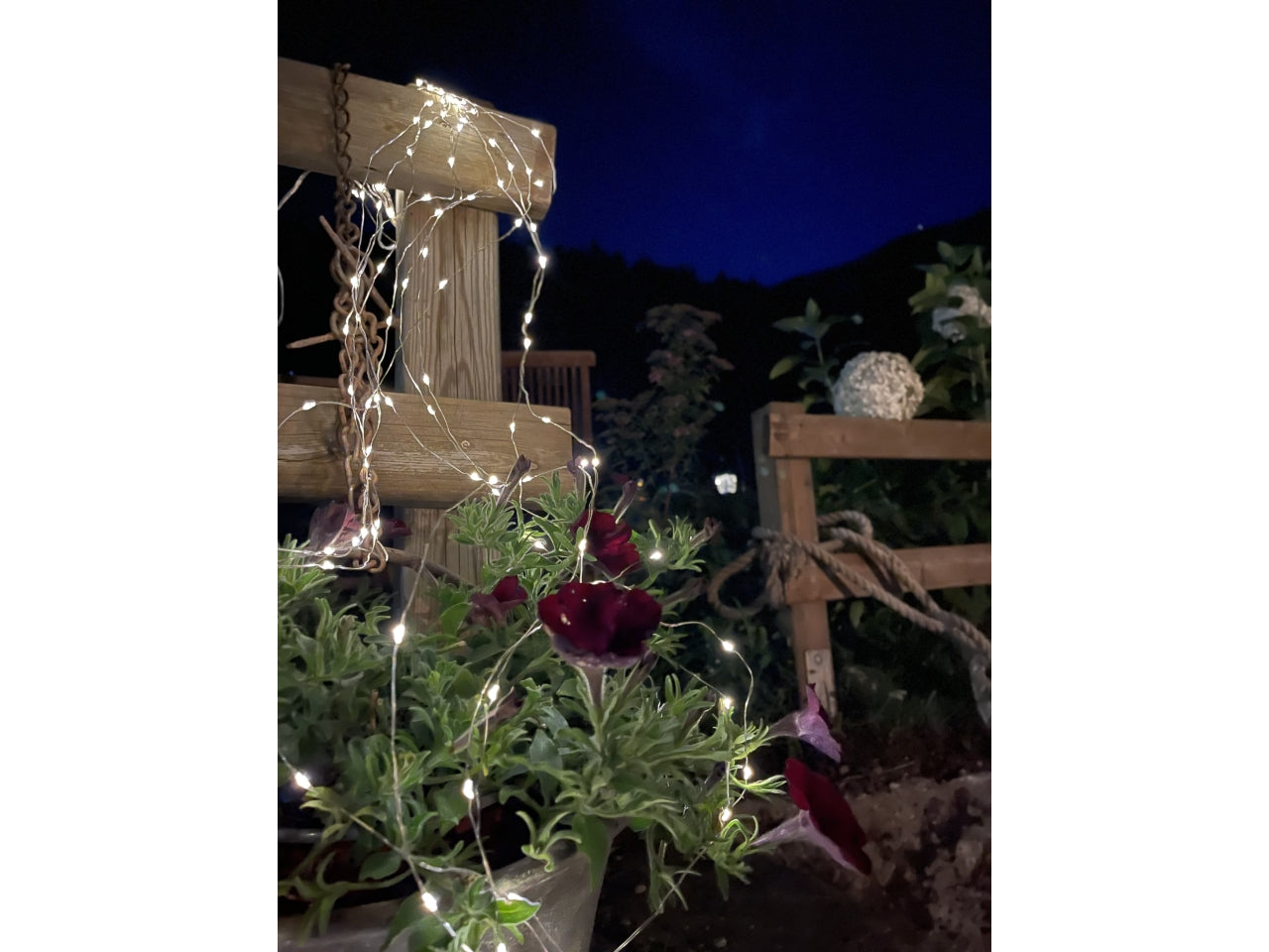 Catena luminosa miniled bianco caldo con pannello solare su filo di rame verde modellabile, 20 m - Giocoplast