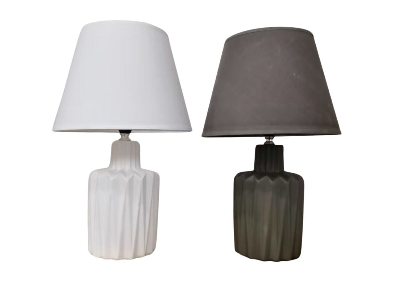 Lampada da scrivania luce diffusa stile moderno con lavorazione a rilievo, base in cermanica e paralume in tessuto, 2 colori assortiti - 17,8x39 cm - Creare
