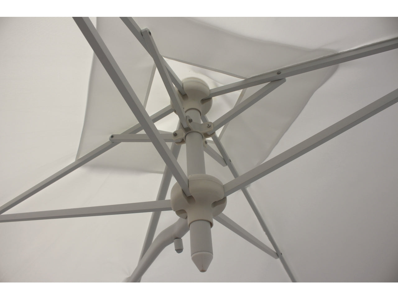 Ombrellone modello trend ice in poliestere uv 50+ con palo laterale in alluminio colore bianco misure 250x250/4