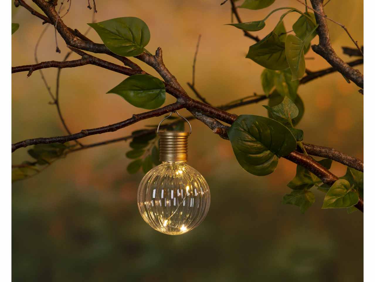 Luce solare rotonda da giardino in plastica capacità della batteria 40mah tensione 1,2v colore del led bianco caldo emissione luminosa 1lm 4 led pannello solare 2 v tipo di led microled autonomia 6 ore con inerruttore d.8xh.11cm
