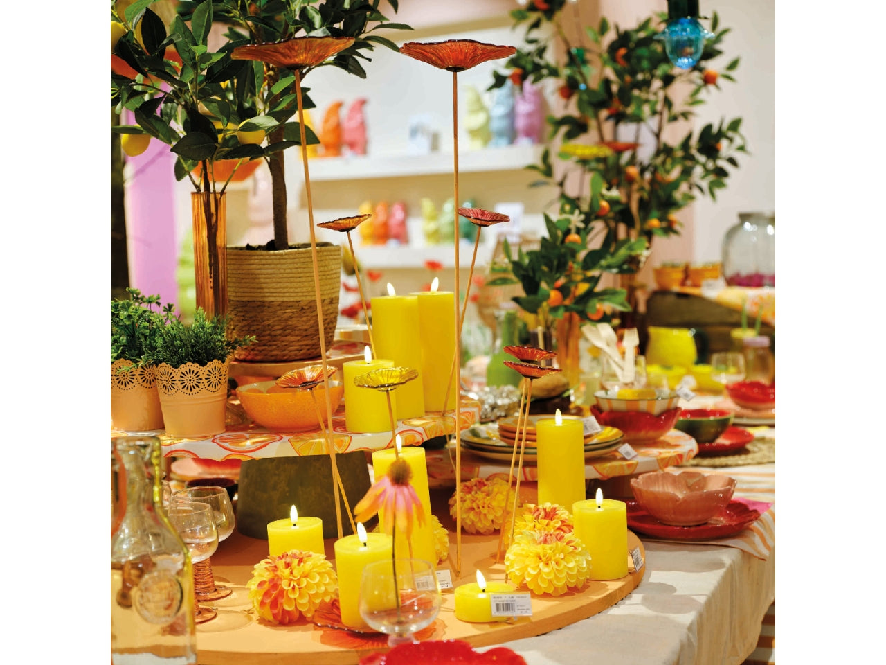 Candela gialla in cera con luce led bianco caldo diametro 7cm x altezza 19cm da interno con funzionamento a batteria 2xaaa ministilo