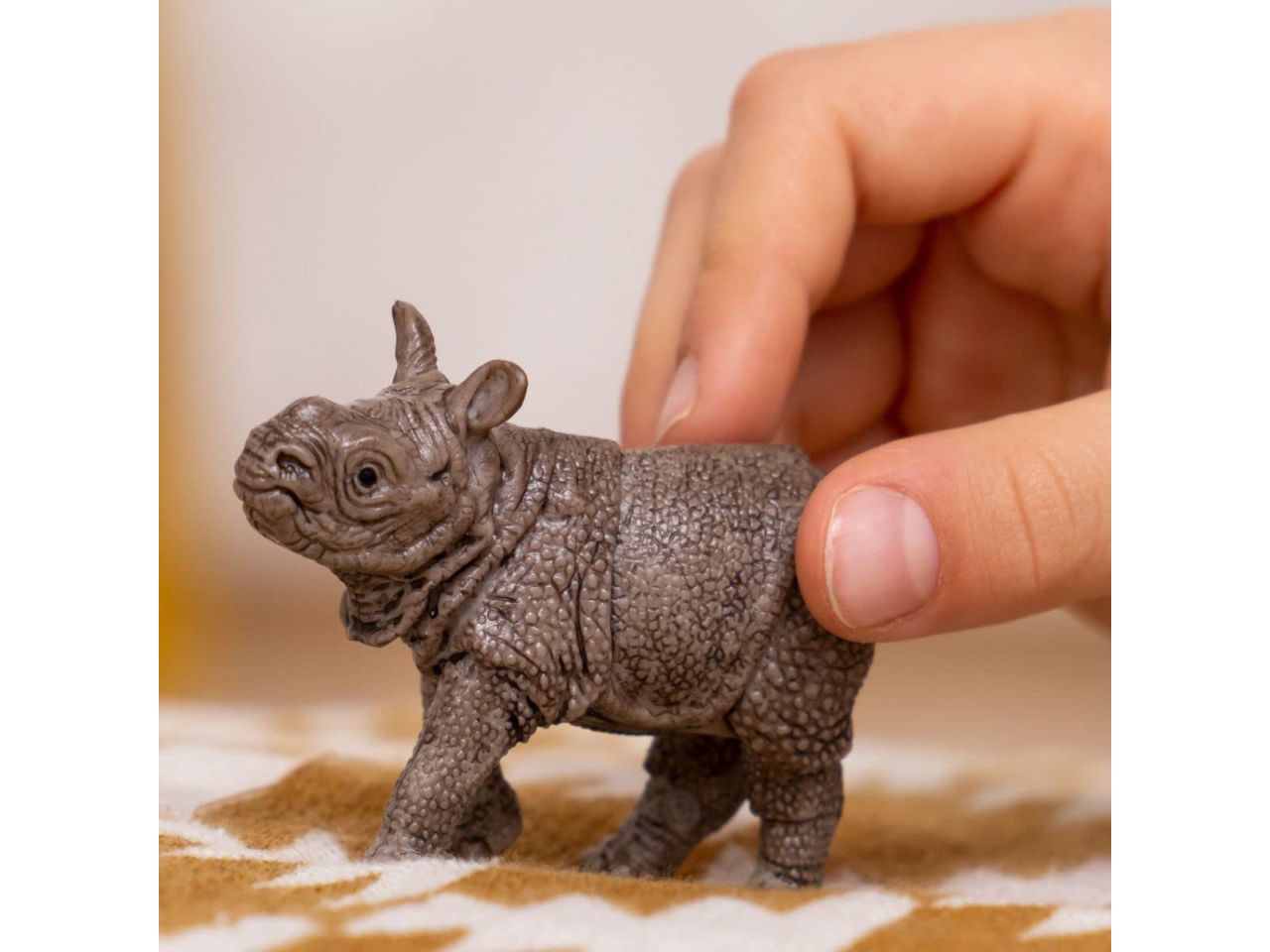 Cucciolo di rinoceronte indiano