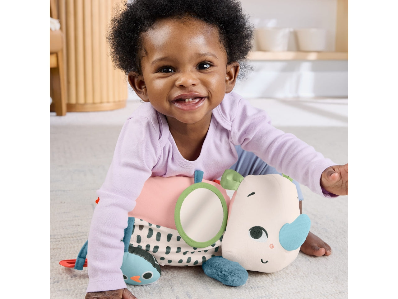 Baby rino giochi sul pancino