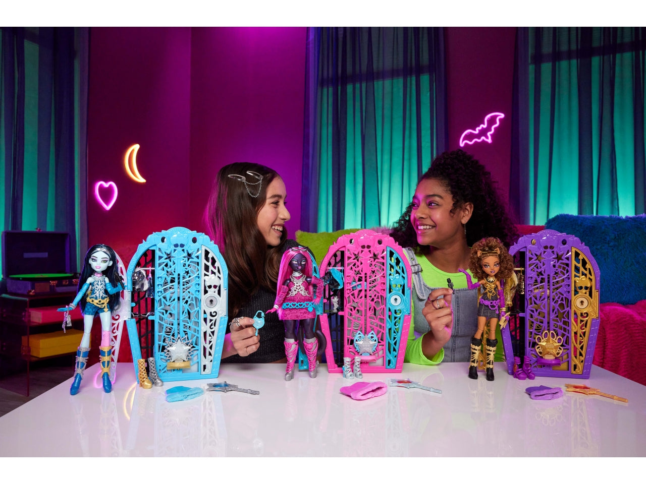 Monster High Segreti da brivido Catty Noir bambola con abiti guardaroba e accessori glamour a sorpresa