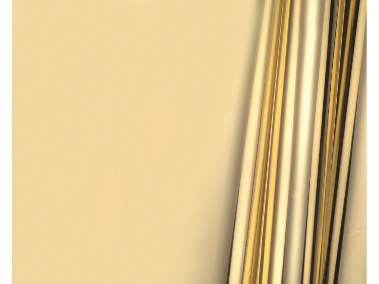 Buste argentate con fondo pieno cm70x100 di colore dorato la confezione contiene 25 pezzi