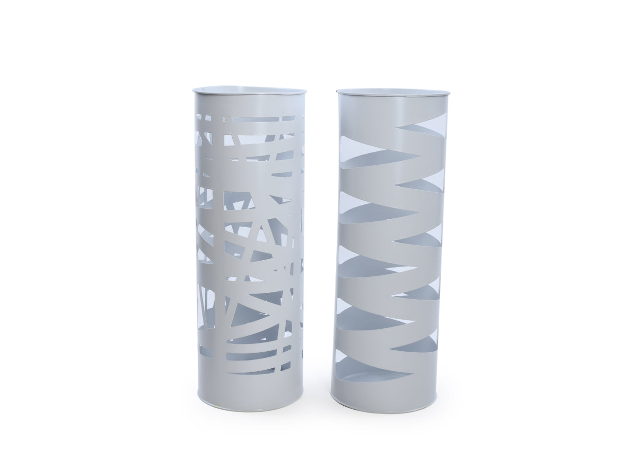 Portaombrelli tondo in metallo traforato bianco d.17,5xh.49cm, decori assortiti