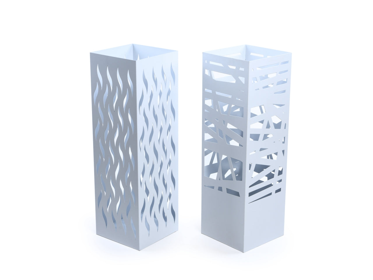 Portaombrelli quadrato in metallo traforato bianco 15,5x15,5xh.49cm, decori assortiti