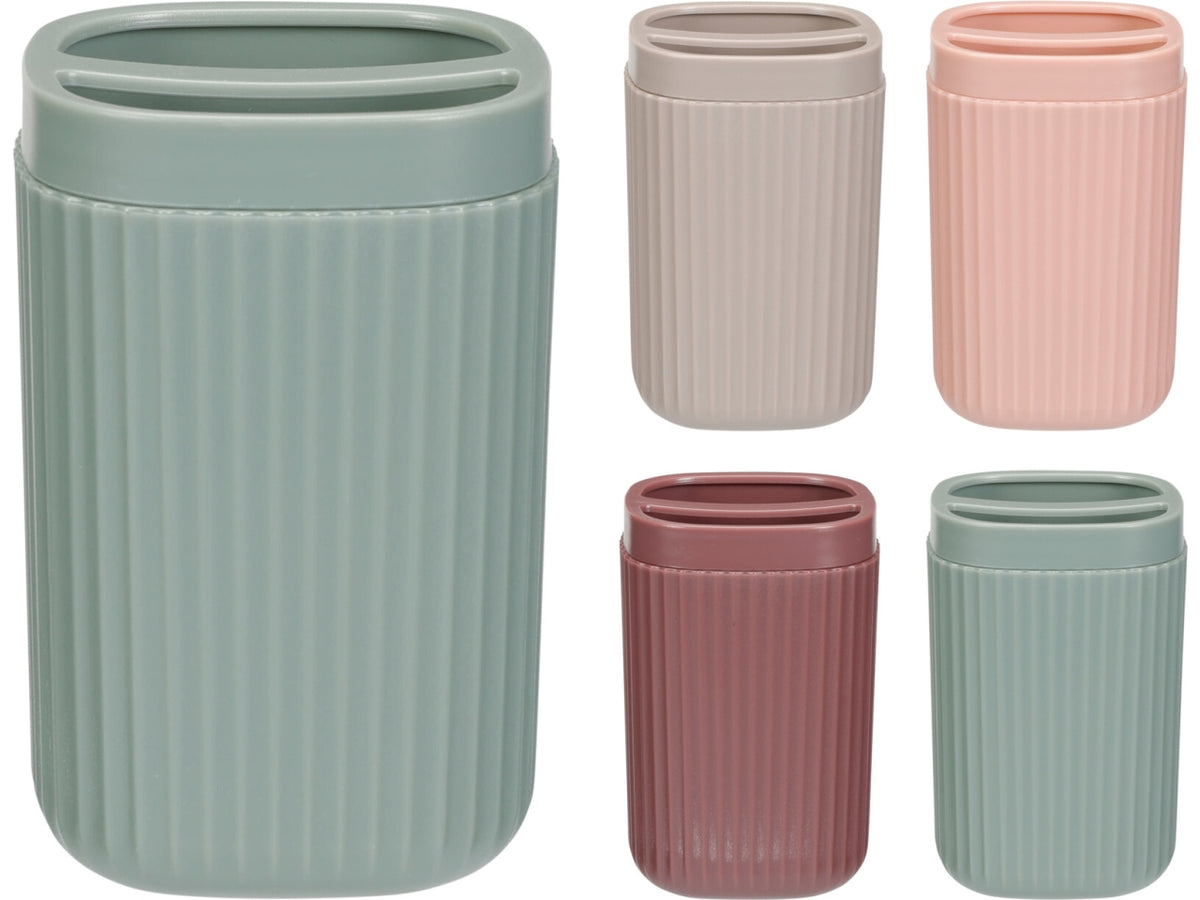 Portaspazzolino in materiale PS con capacità di 430ml. Dimensioni 7,5x7,5x11,7cm e peso 76gr. Presenta design a righe e finitura opaca. Disponibile in 4 colori assortiti