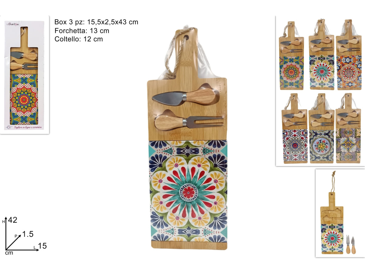 Tagliere maiolica in legno e ceramica con coltellini, decori assortiti