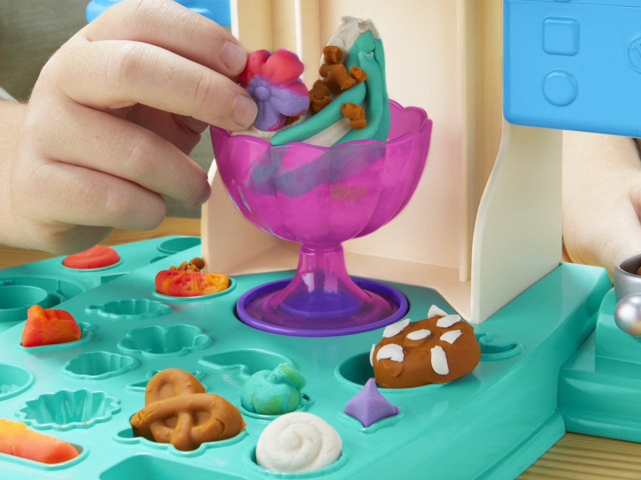 Play-doh gelateria arcobaleno, giocattolo interattivo con plastilina 3+ Hasbro