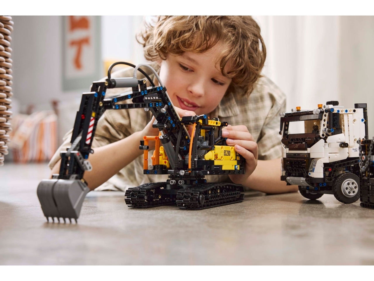 LEGO Technic - Autocarro Volvo giocattolo con escavatore costruibile - Set da 2.274 pezzi per età 10+ 42175