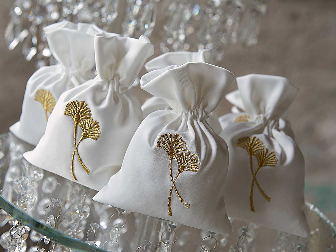 Sacchetto raso bianco c/gingko oro 29159m