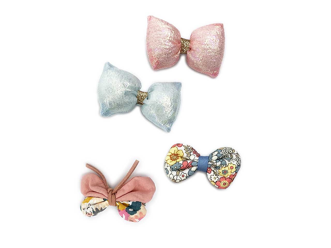 Becchetto con fiocchi e farfalle