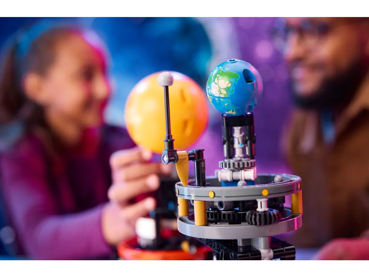 Lego technic pianeta terra e luna in orbita