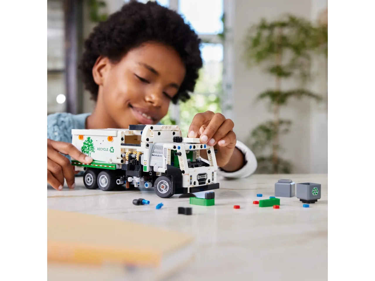 Lego technic camion della spazzatura mack lr electric