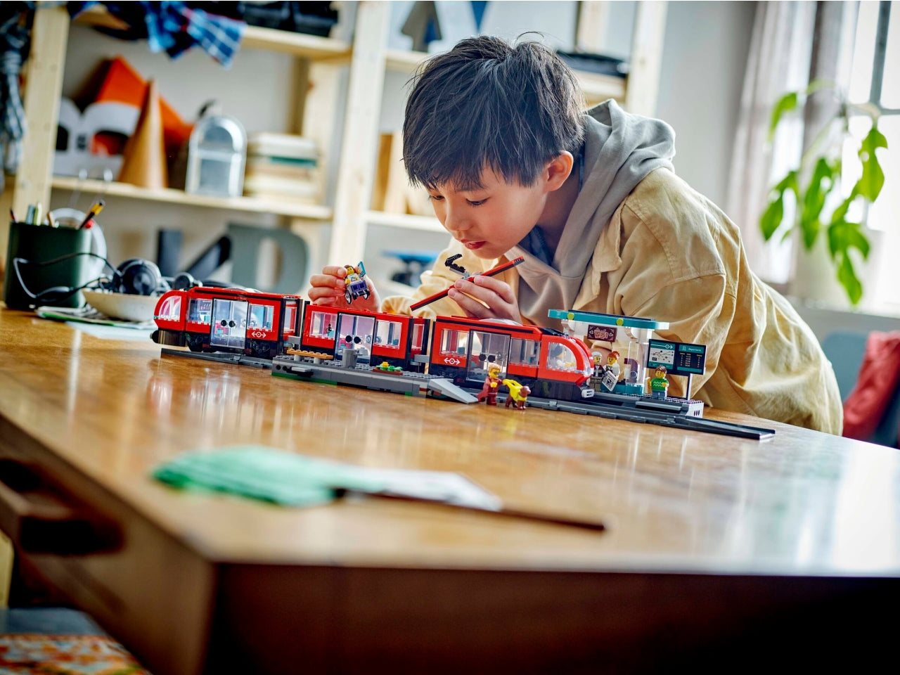 LEGO City - Set di gioco con tram: gli appassionati di tram e trenini adoreranno questo set Tram e stazione del tram per i bambini e le bambine dai 7 anni in su 60423