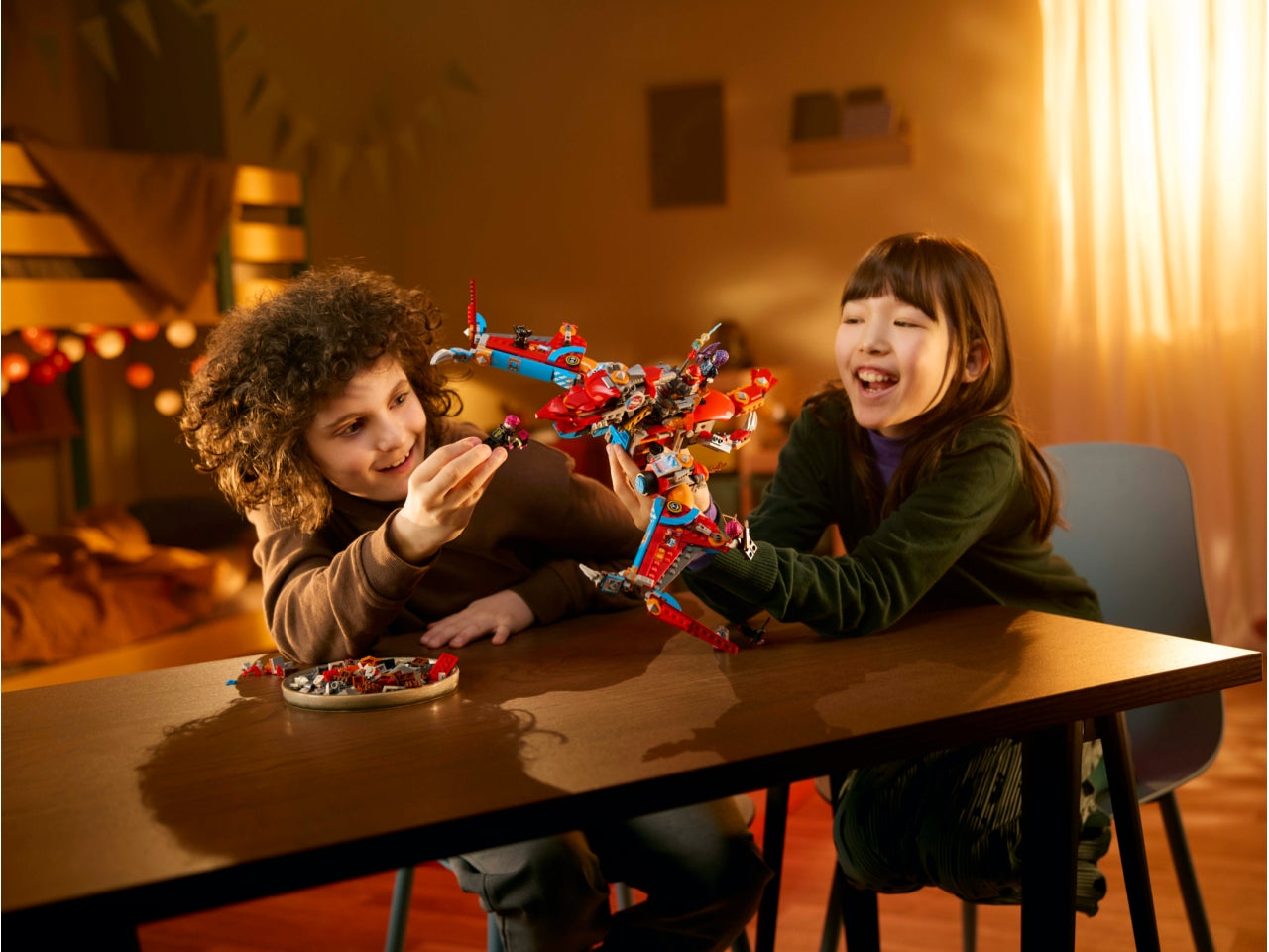 LEGO DREAMZzz Dinosauro Robot C-Rex di Cooper, Action Figure di T.Rex Giocattolo Trasformabile in Pterodattilo con Parti Snodabili e 4 Minifigure, Giochi Creativi per Bambini e Bambine da 9 Anni 71484