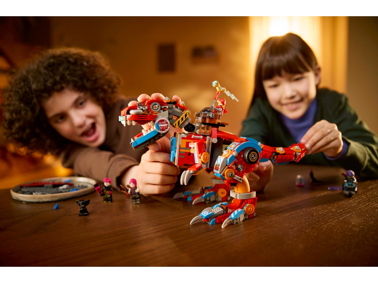 LEGO DREAMZzz Dinosauro Robot C-Rex di Cooper, Action Figure di T.Rex Giocattolo Trasformabile in Pterodattilo con Parti Snodabili e 4 Minifigure, Giochi Creativi per Bambini e Bambine da 9 Anni 71484