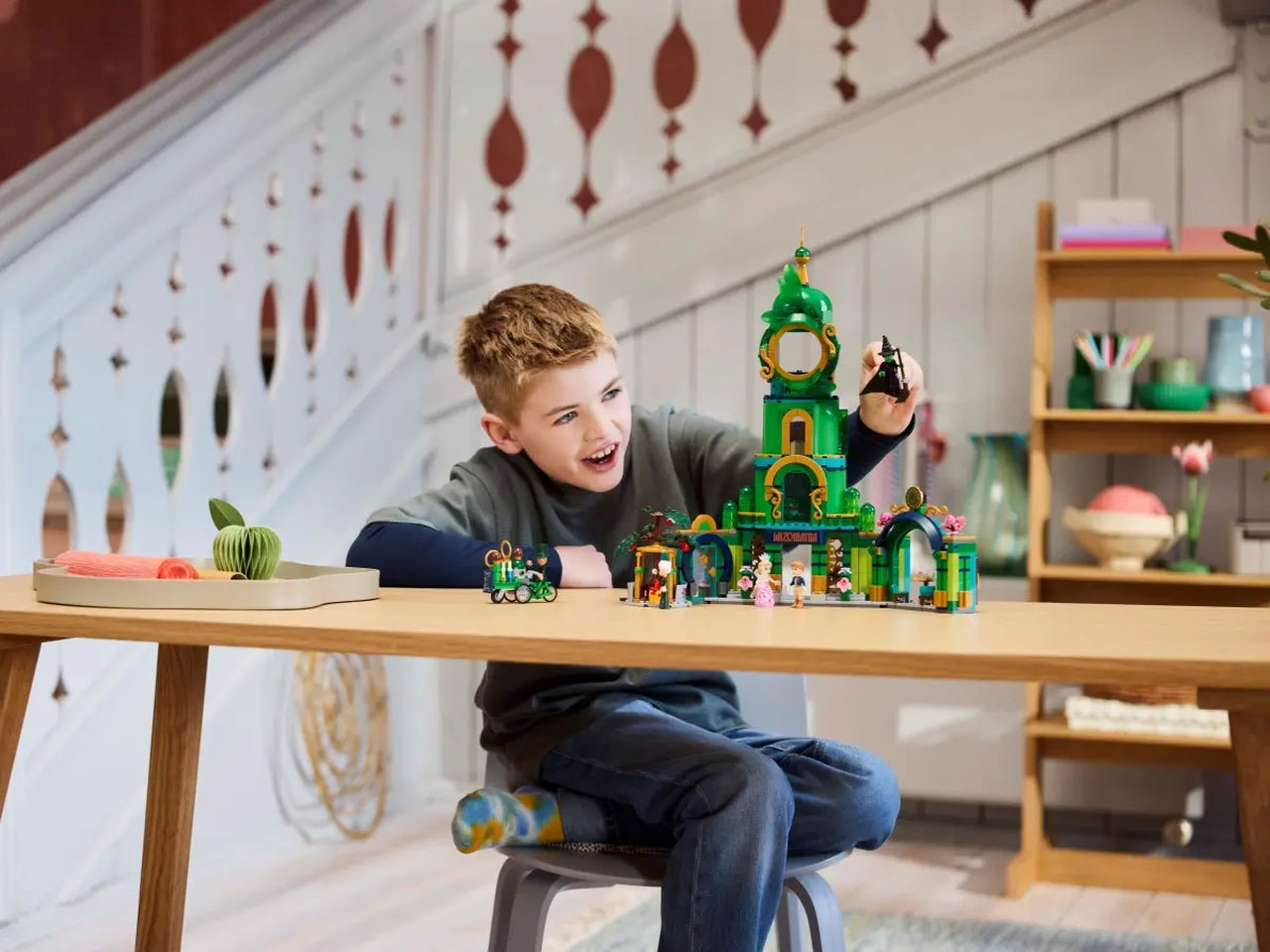 LEGO Wicked Benvenuti nella CittÃ  di Smeraldo, Gioco da Collezione per Bambine e Bambini da 9 Anni con Torre Giocattolo da Costruire e 5 Personaggi del Film tra cui Glinda e Elphaba, Idea Regalo 75684