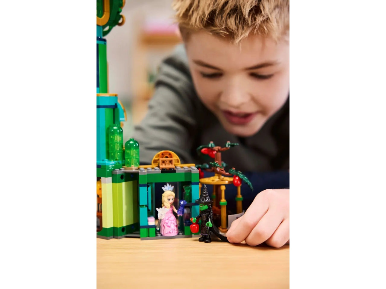 LEGO Wicked Benvenuti nella CittÃ  di Smeraldo, Gioco da Collezione per Bambine e Bambini da 9 Anni con Torre Giocattolo da Costruire e 5 Personaggi del Film tra cui Glinda e Elphaba, Idea Regalo 75684