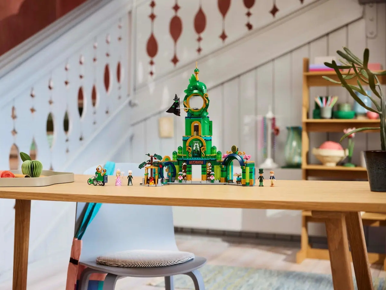 LEGO Wicked Benvenuti nella CittÃ  di Smeraldo, Gioco da Collezione per Bambine e Bambini da 9 Anni con Torre Giocattolo da Costruire e 5 Personaggi del Film tra cui Glinda e Elphaba, Idea Regalo 75684