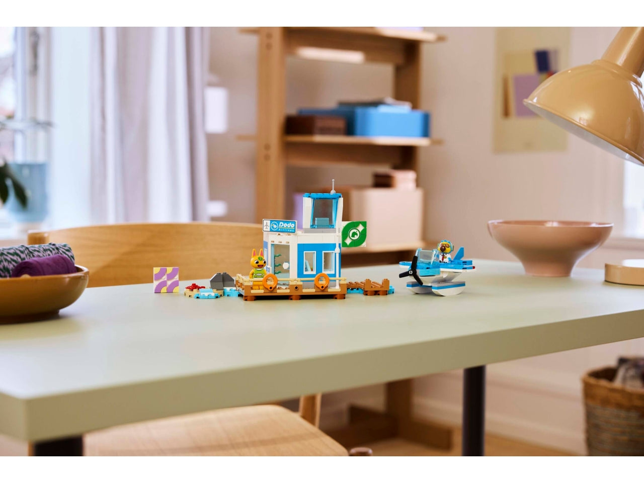 LEGO Animal Crossing - Set giocattolo con aeroporto costruibile: il playset In volo con la Dodo Airlines, dotato di torre di controllo e modello di molo, per bambini dai 7 anni in su con scene del videogioco Animal Crossing 77051 $