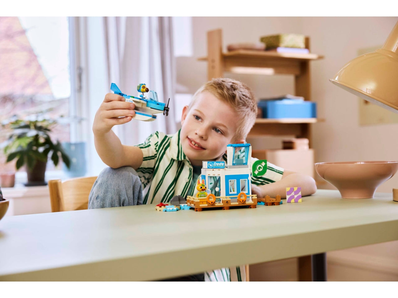 LEGO Animal Crossing - Set giocattolo con aeroporto costruibile: il playset In volo con la Dodo Airlines, dotato di torre di controllo e modello di molo, per bambini dai 7 anni in su con scene del videogioco Animal Crossing 77051 $