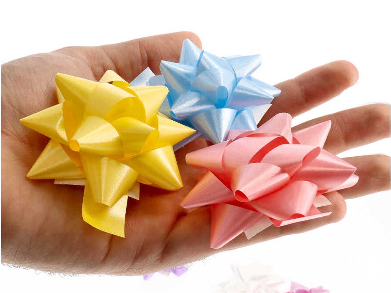 Coccarde tipo laccato 3100 14mm assortite la confezioni contiene 100 coccarde