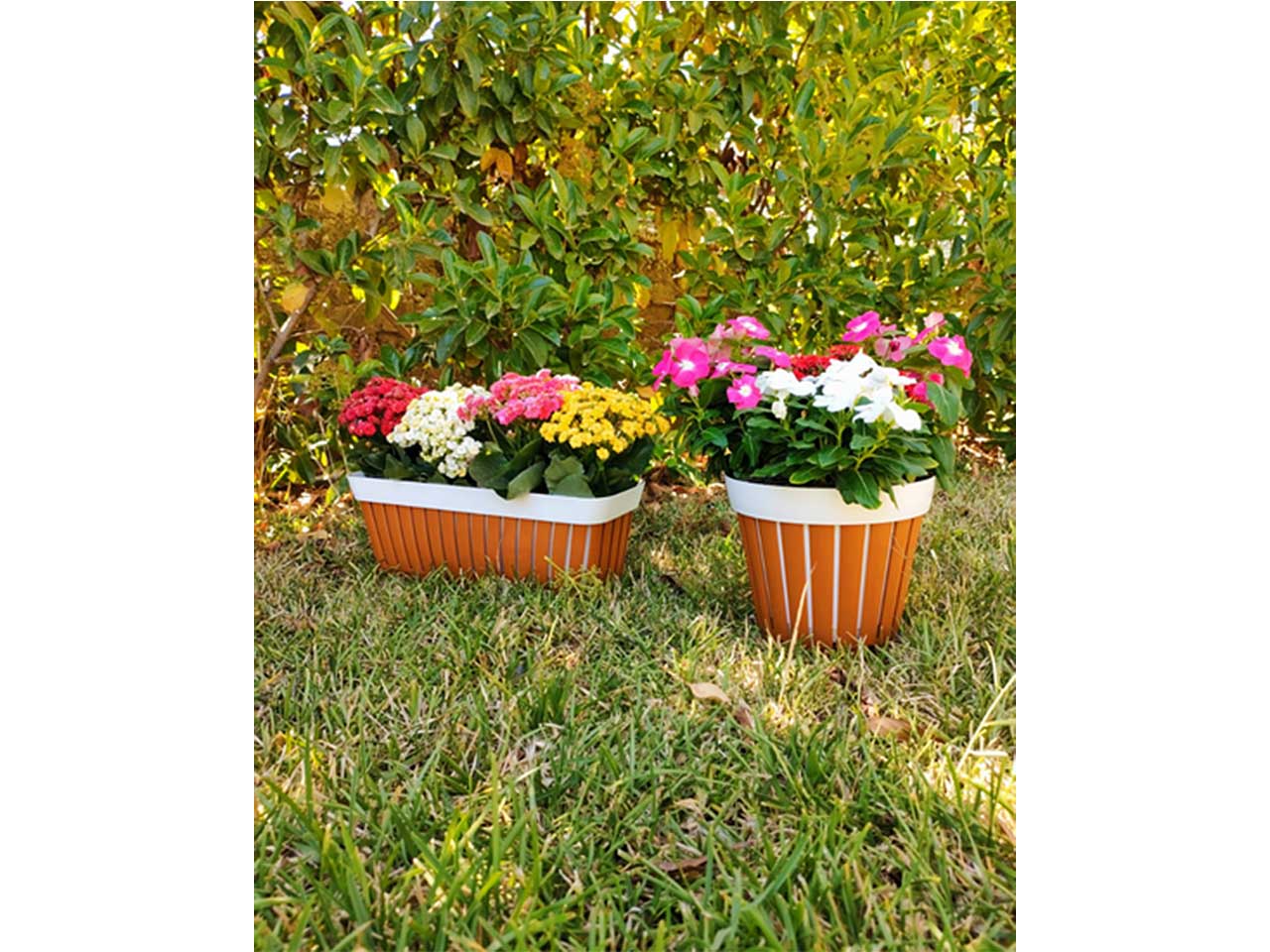 Vaso e coprivaso linea kreta diametro vaso interno 25cm realizzato in plastica riciclata colori terracotta e bianco