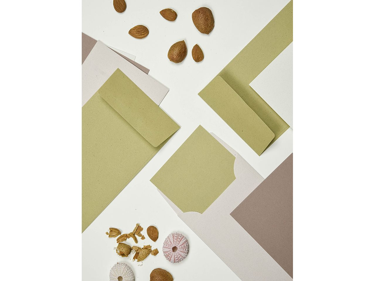 Busta carta calligraphy misura11x22cm 120gr oliva - la confezione comprende 25 buste