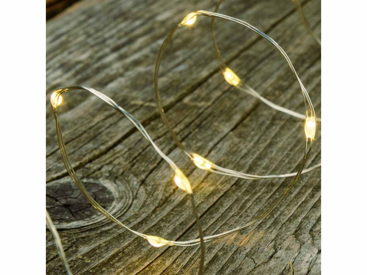 Filo metallo argento 4mt con 40micro led bianco caldo, giochi di luce a batteria 3xAA1,5V (non incluse) per uso interno/esterno IP44