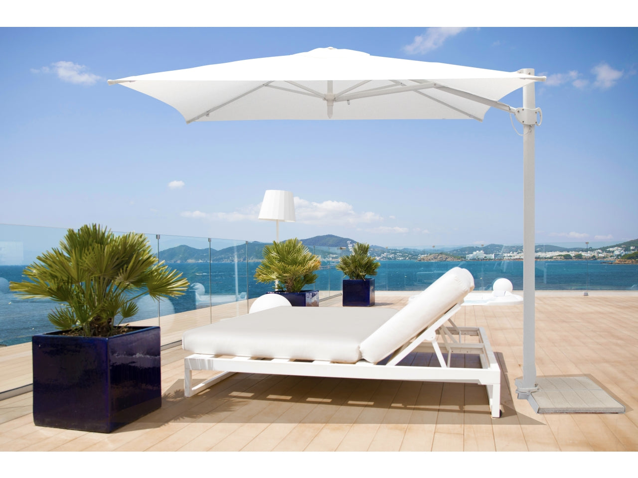 Ombrellone modello trend ice in poliestere uv 50+ con palo laterale in alluminio colore bianco misure 250x250/4