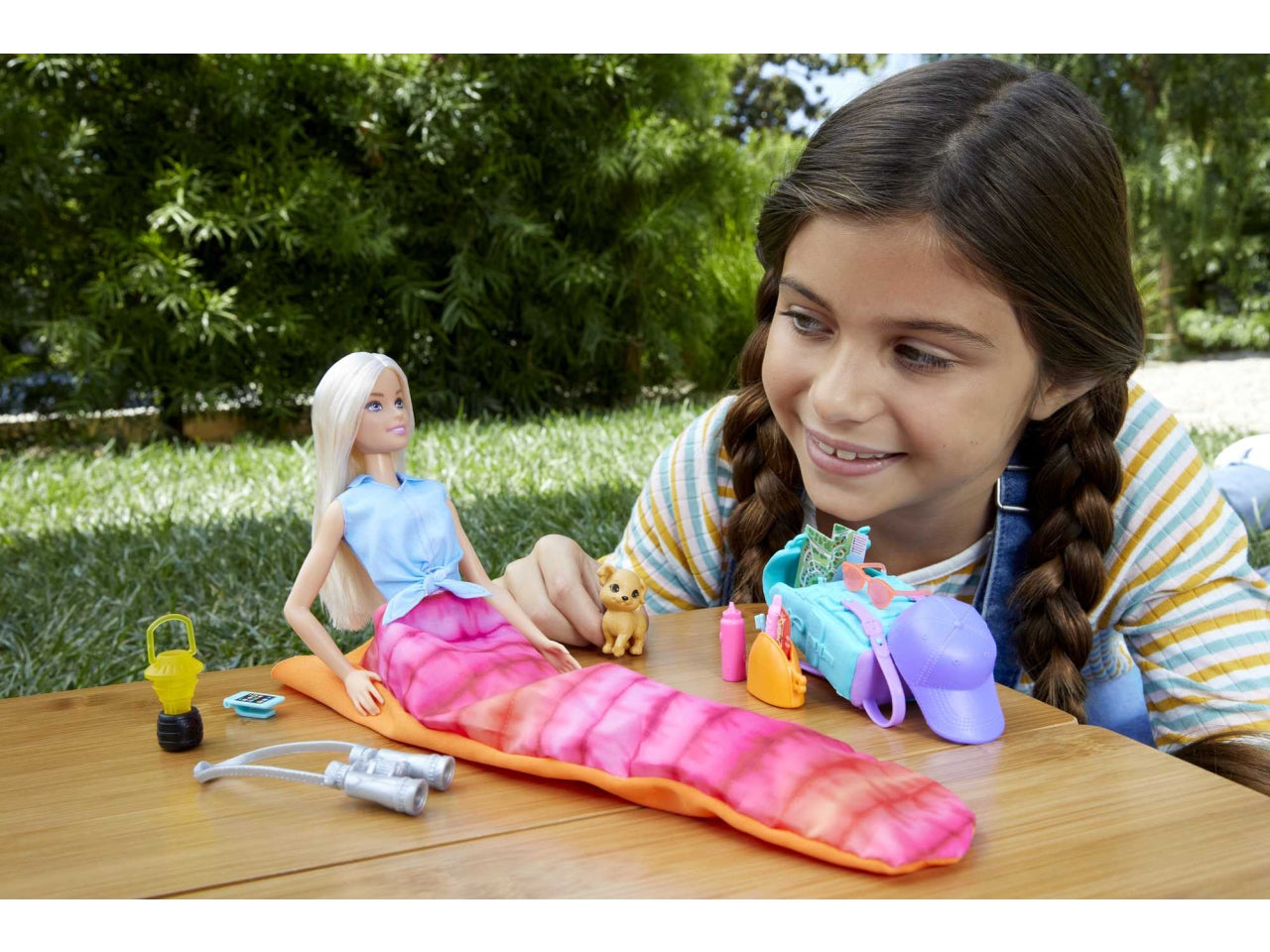 Barbie Siamo in Due Malibu in Campeggio Bambola Bionda con Cagnolino, Zaino, Sacco a Pelo e Accessori da Campeggio, Giocattolo per Bambini 3+ Anni - Mattel