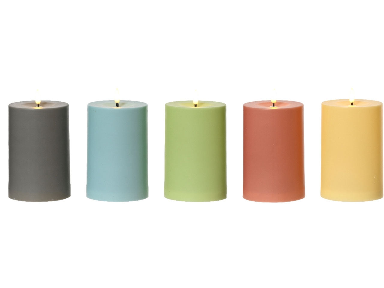 Candela con luce led bianco caldo diametro 10cm x altezza 22,5cm da esterno in plastica colorata con funzionamento a batteria 3xaa stilo in 5 colori assortiti