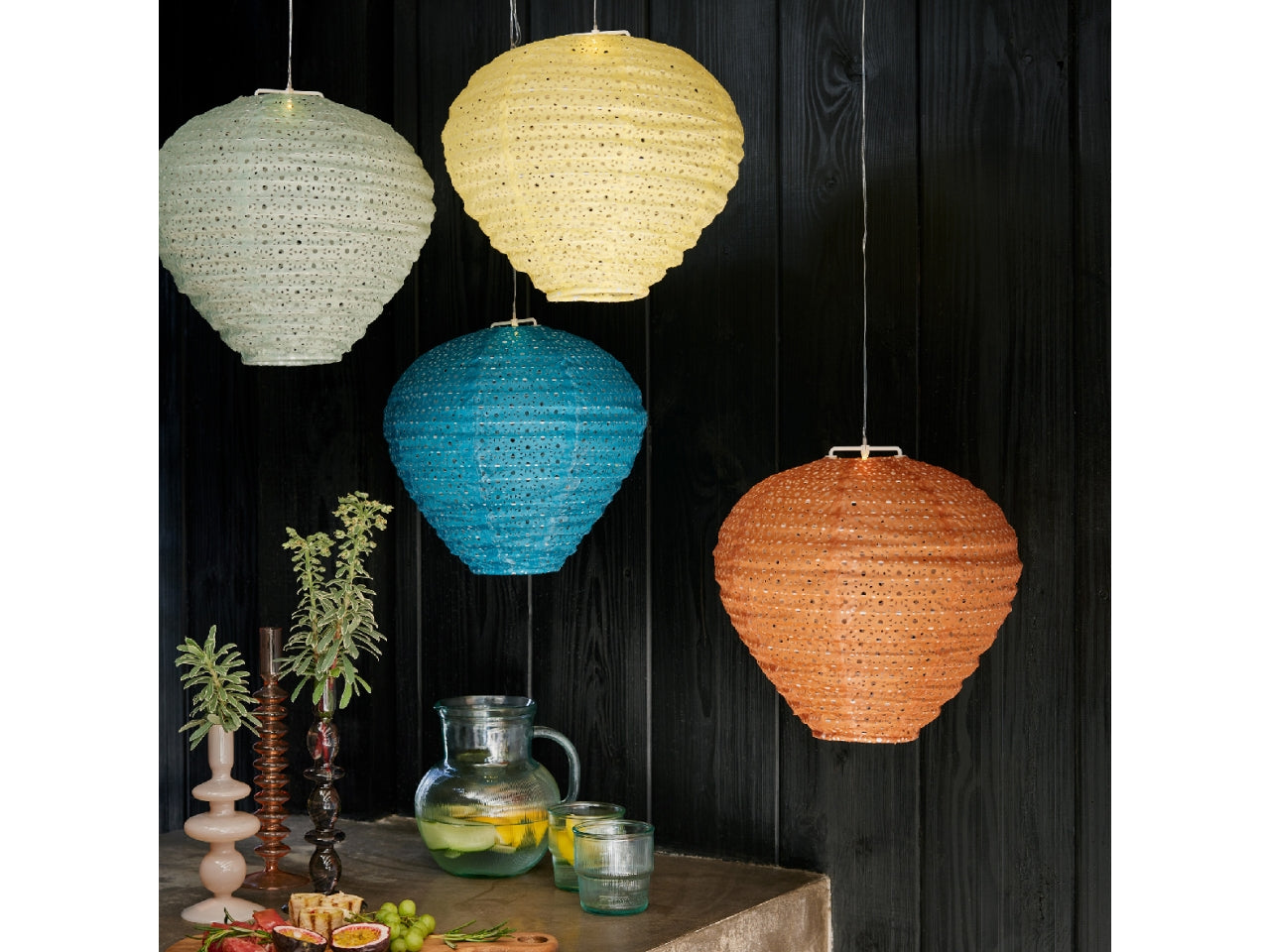 Lanterna solare in nylon diametro 30cm x altezza 28cm in 4 colori assortiti a luce fissa bianco caldo