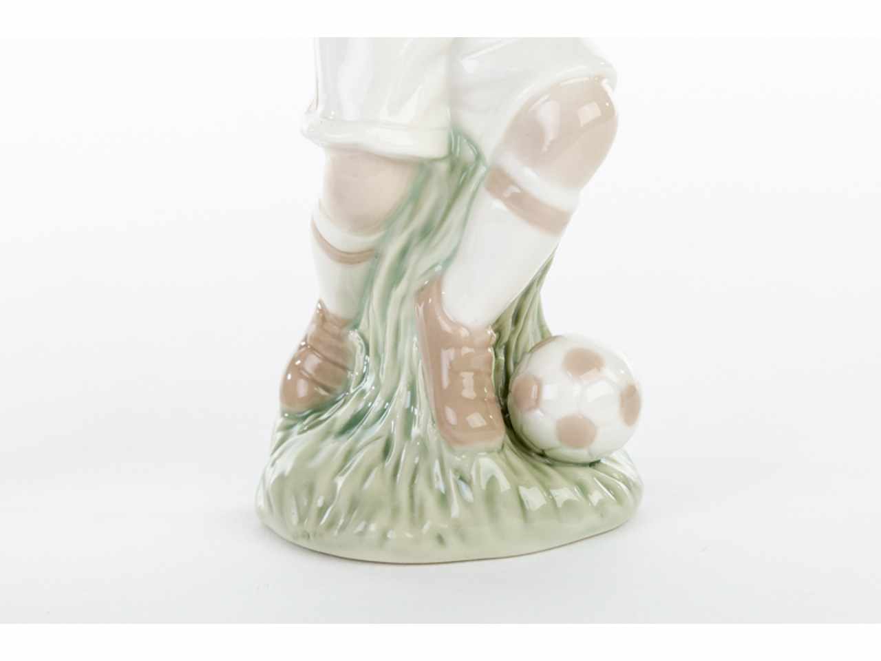 Calciatore in porcellana 3 assortimenti 3,5x3xh.9 cm con scatola bianca