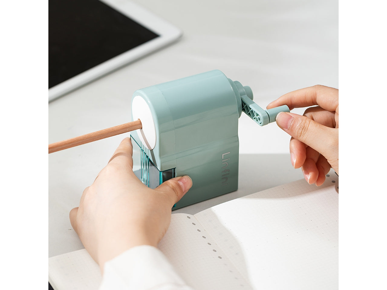 Temperamatite manuale con manovella in 3 colori assortiti in plastica, 5 gradi di affilatura - Deli