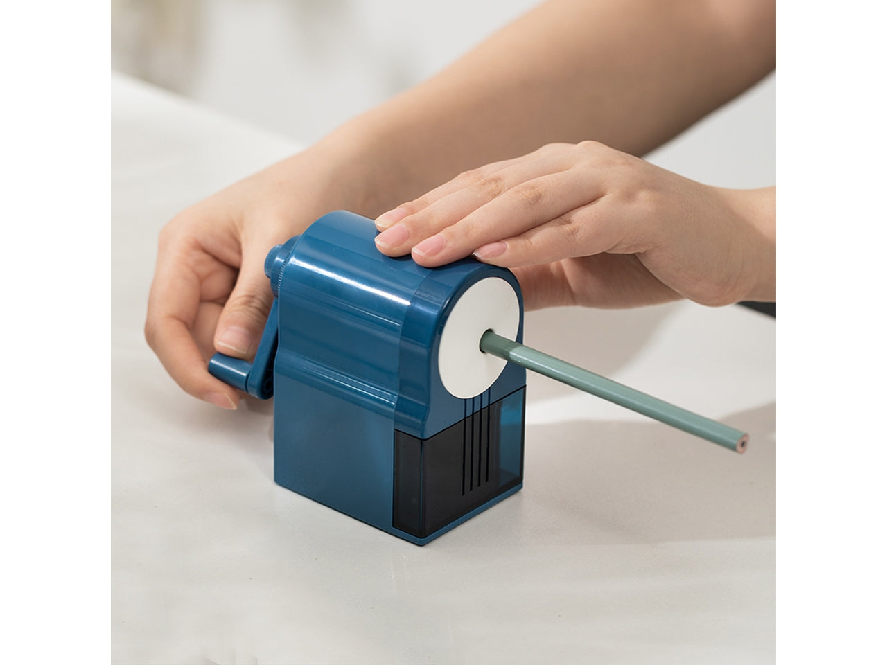 Temperamatite manuale con manovella in 3 colori assortiti in plastica, 5 gradi di affilatura - Deli