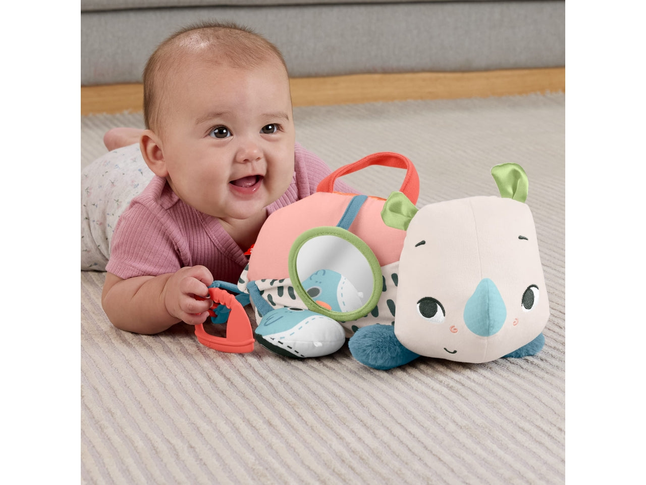 Baby rino giochi sul pancino