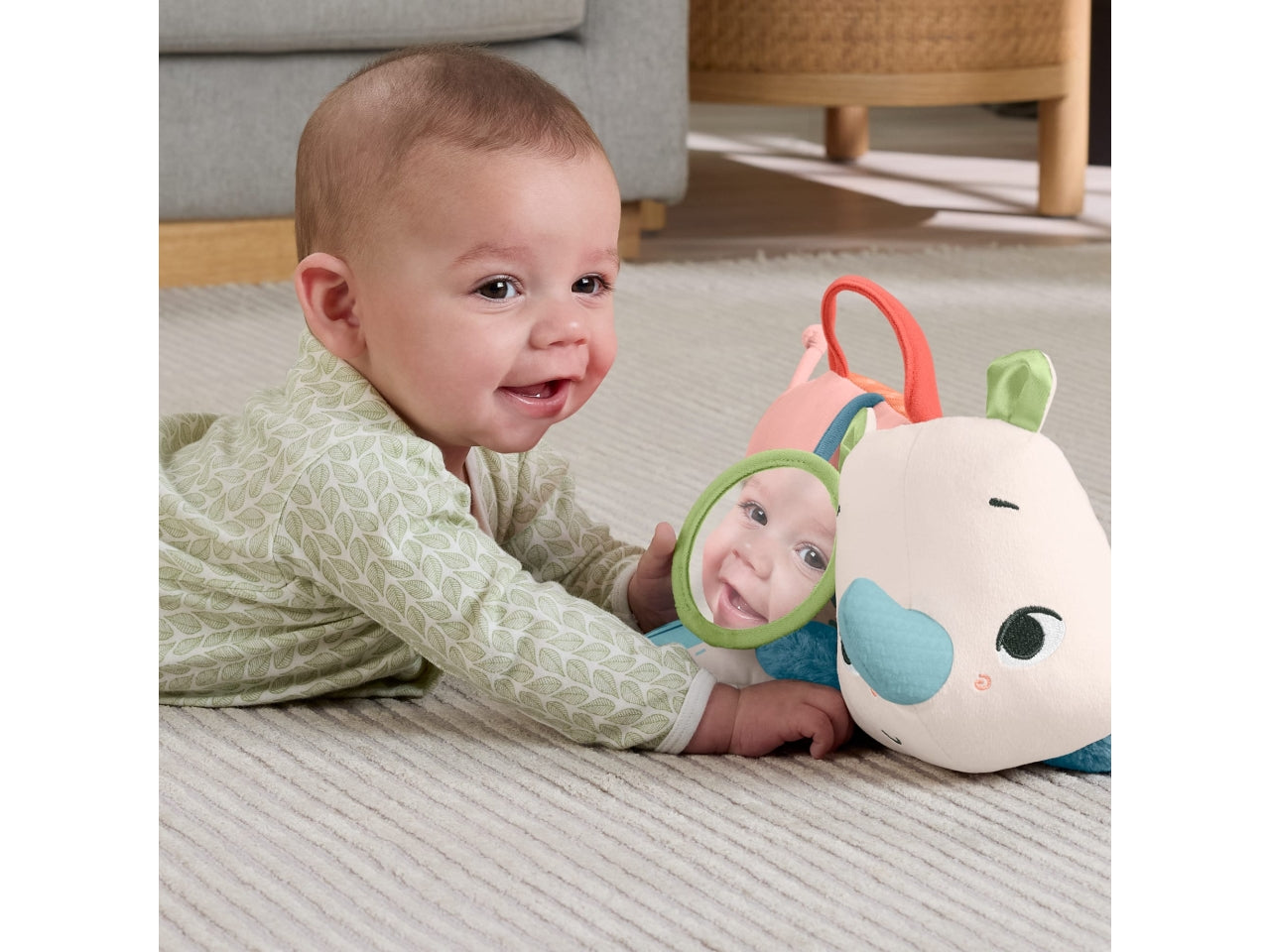 Baby rino giochi sul pancino