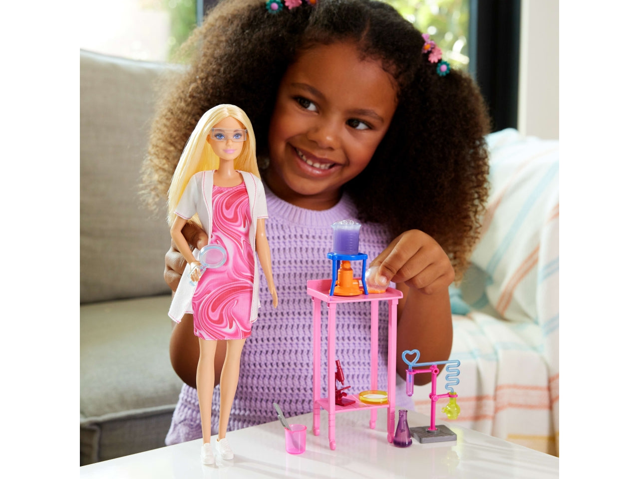 Barbie  scienziata, set bambola bionda con camice bianco da laboratorio e accessori inclusi