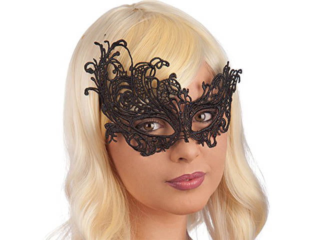 Maschera nera in tessuto macrame'