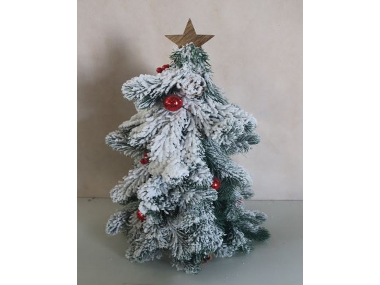 Albero 48cm innevato con base in legno, pigne e bacche